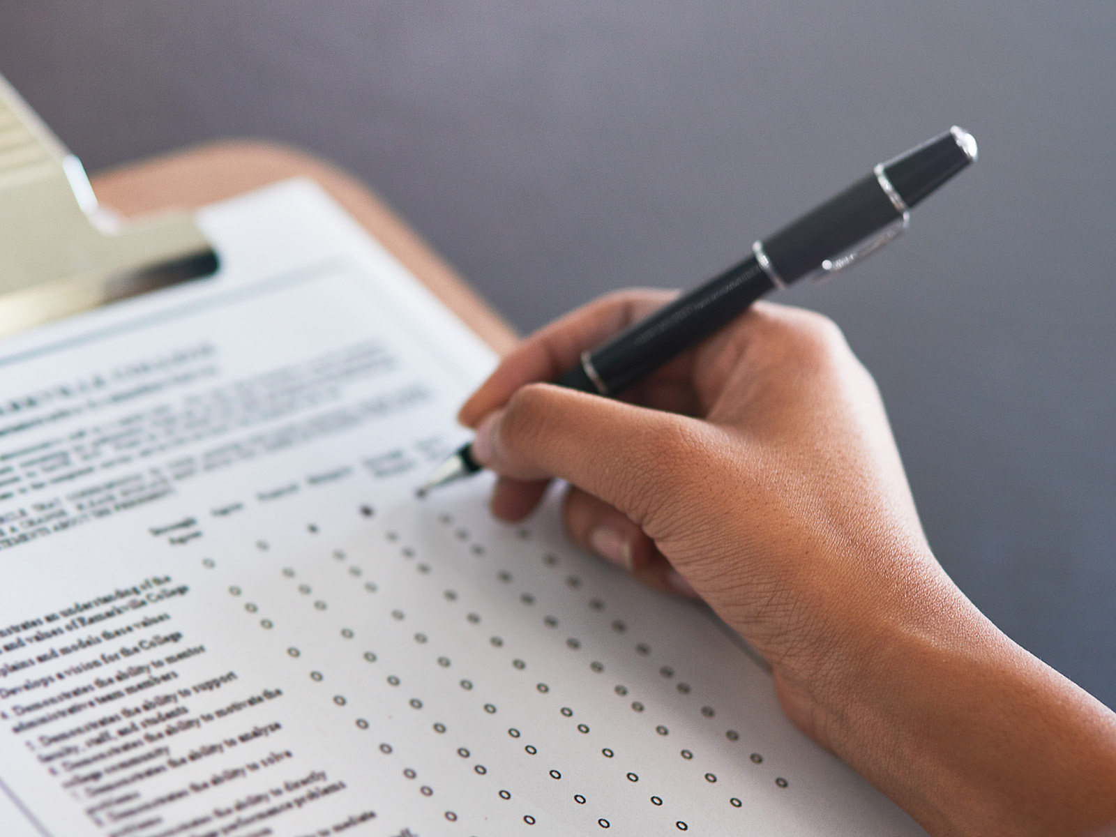 Évaluation externe, interne ou hybride : quel modèle choisir pour votre conseil ?